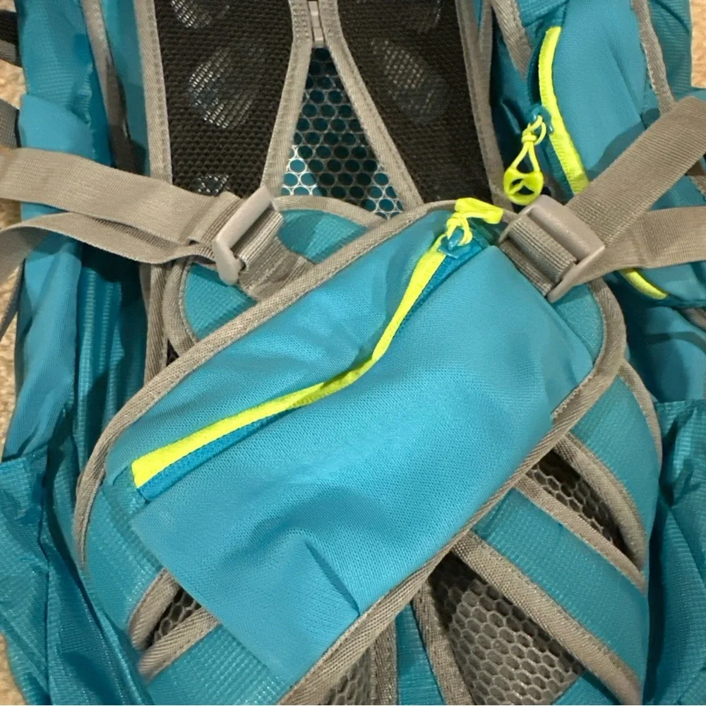 Lowe Alpine airzone ND32 Backpack great for skiing or snowboarding. Day hiking.